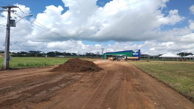Equipes trabalham na finalização dos serviços de infraestrutura para a 11ª Rondônia Rural Show, em Ji-Paraná